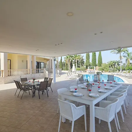 Nyaraló Luxusferienhaus Fuer 14 Personen