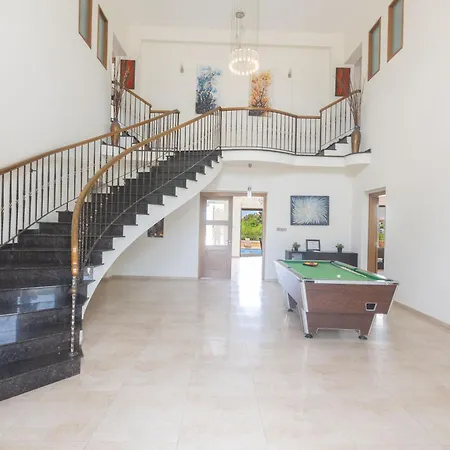 Luxusferienhaus Fuer 14 Personen Nyaraló